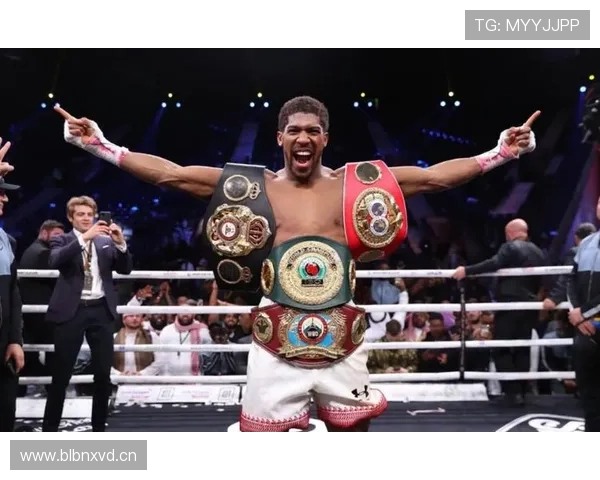 安东尼·约书亚大晚上连吃两份龙虾？这豪门日子也太奢侈了吧！