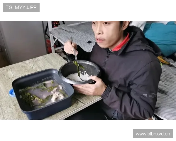 蒋圣龙路边吃串，手上的表跟我三个月房租差不多